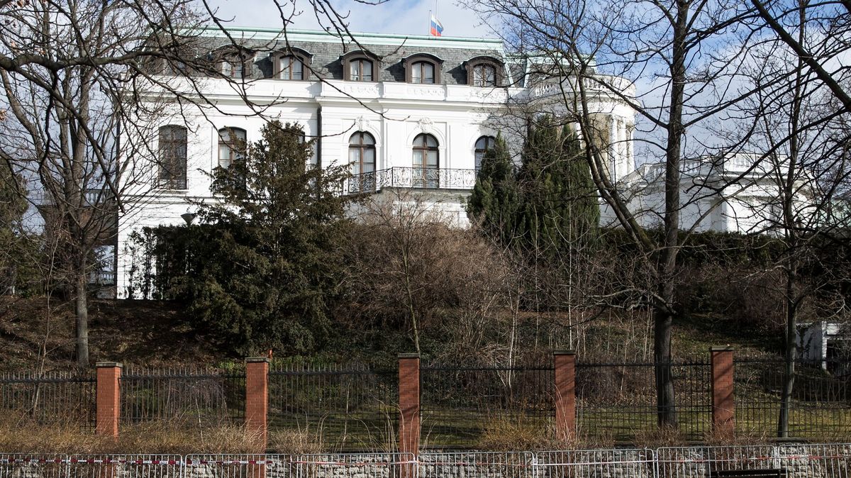 Dva vyhoštění ruští diplomaté opustili Česko, potvrdil Petříček